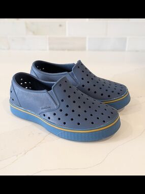 Native Kids Slip-On Shoes in Navy Blue & Yellow